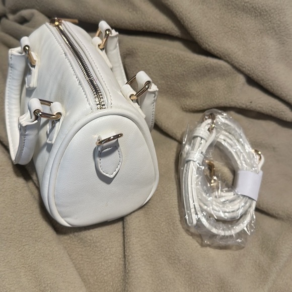 White mini faux leather dr bag style purse with removable strap - Picture 5 of 8